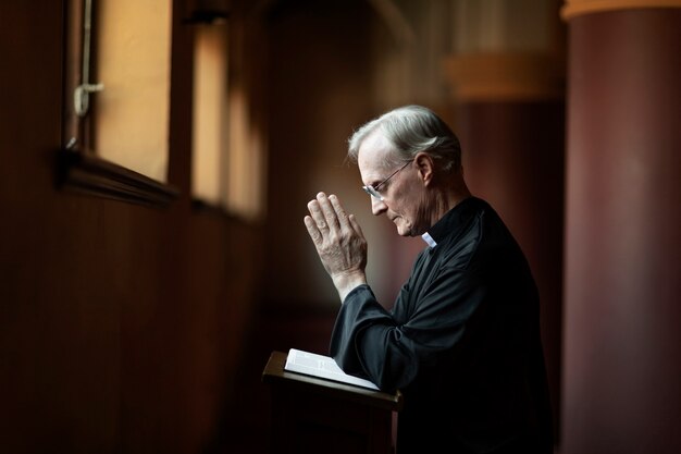 Sacerdote leyendo de la biblia