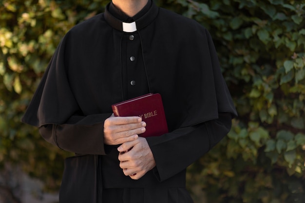 Foto gratuita sacerdote leyendo de la biblia