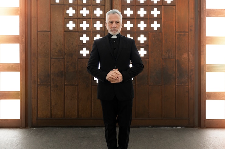 Foto gratuito sacerdote mayor de tiro completo en la iglesia