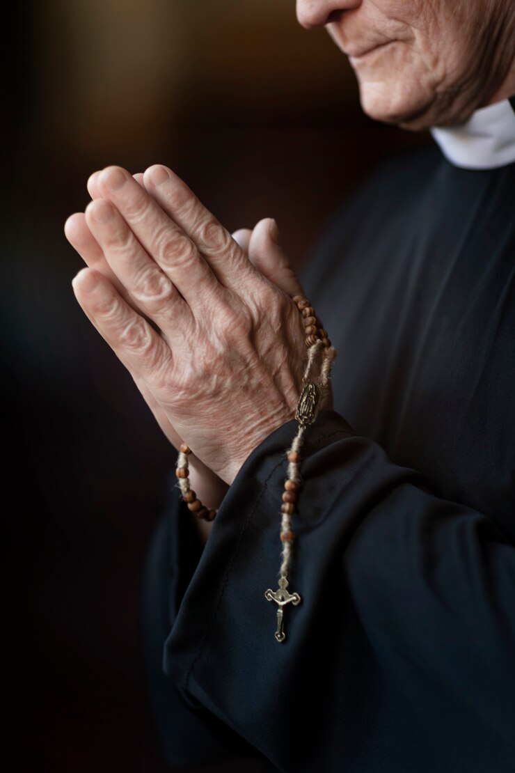Foto gratuito el sacerdote orando en la iglesia