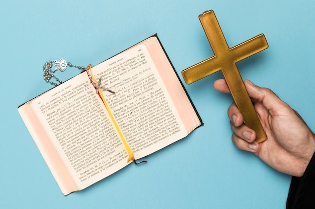 Foto gratuita sacerdote orando y leyendo el libro sagrado