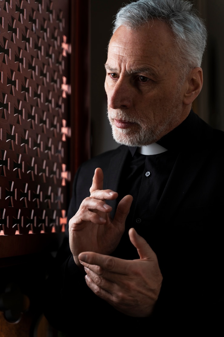 Foto gratuito sacerdote de plano medio escuchando confesión.