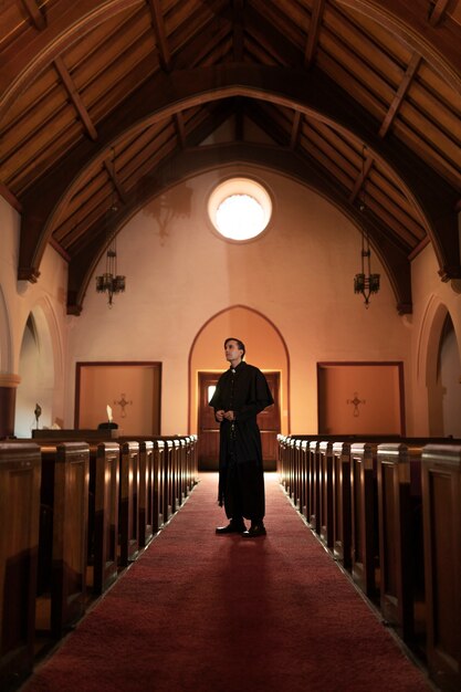 Sacerdote rezando en la iglesia