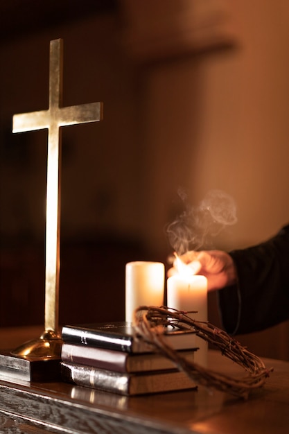 Foto gratuita sacerdote rezando en la iglesia