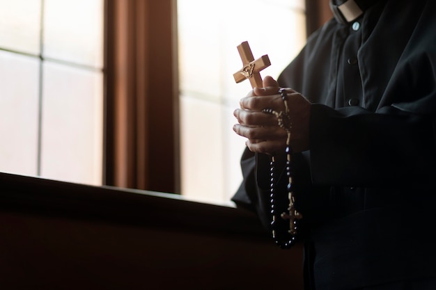 Sacerdote rezando en la iglesia