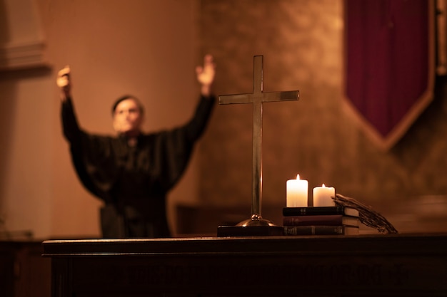 Sacerdote rezando en la iglesia