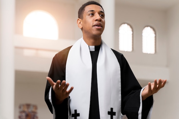 Sacerdote de tiro medio predicando en la iglesia