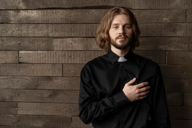 Sacerdote de tiro medio rezando