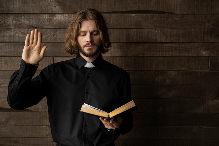 Foto gratuito sacerdote de tiro medio sosteniendo libro