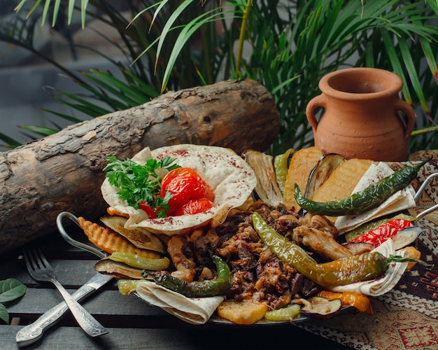 Foto gratuita saco de carne y pollo con verduras