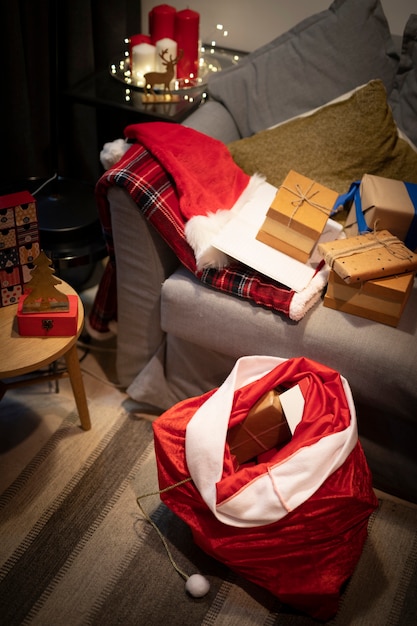 Saco navideño de alto ángulo con regalos