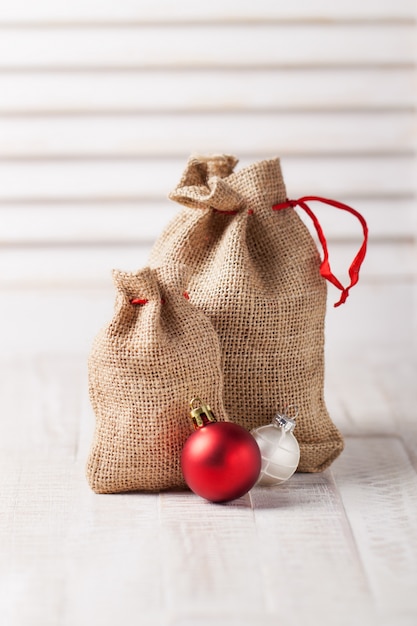 Foto gratuita sacos decorativos con bolas de navidad