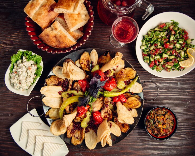 Foto gratuito sadj con otra comida en la mesa