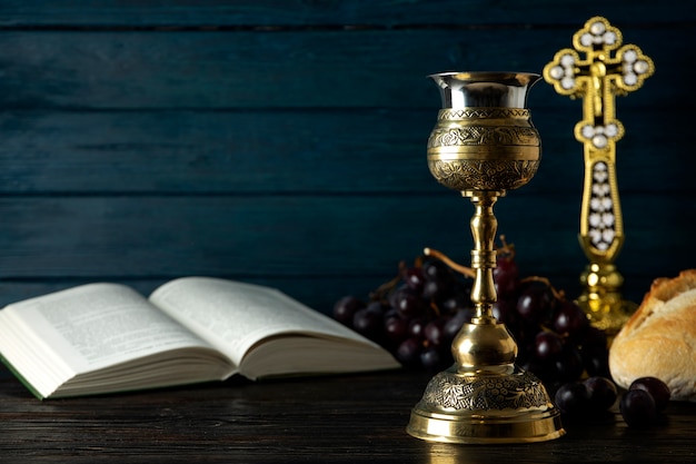 Sagrada comunión con cáliz de vino y biblia