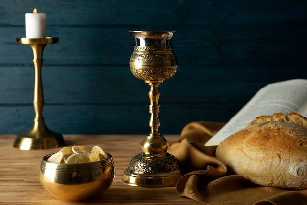 Foto gratuita sagrada comunión con cáliz de vino y pan sacramental