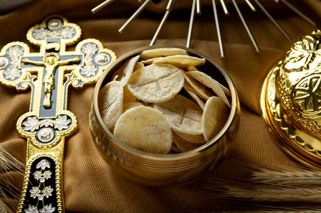 Sagrada comunión con pan sacramental alto ángulo