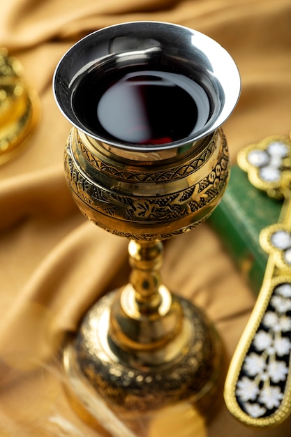 Sagrada comunión con santo grial con vino de alto ángulo