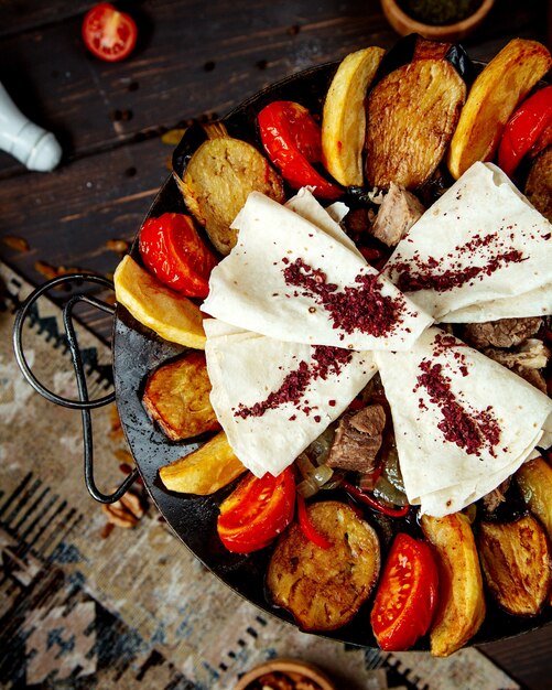 saj azerbaiyano clásico con carne a la parrilla, tomates, berenjenas, pimiento y cebolla