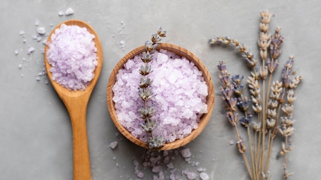 Sal de desintoxicación orgánica y hojas secas de lavanda