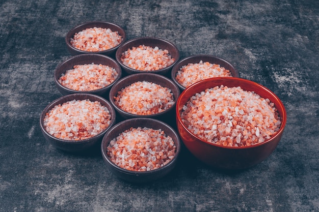 Foto gratuita sal del himalaya en cuencos grandes y pequeños