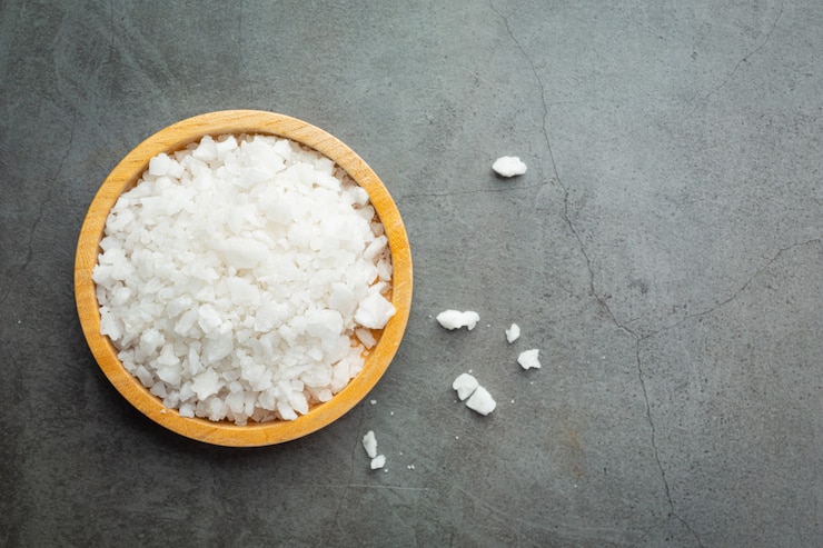 Foto gratuito sal en plato pequeño de madera