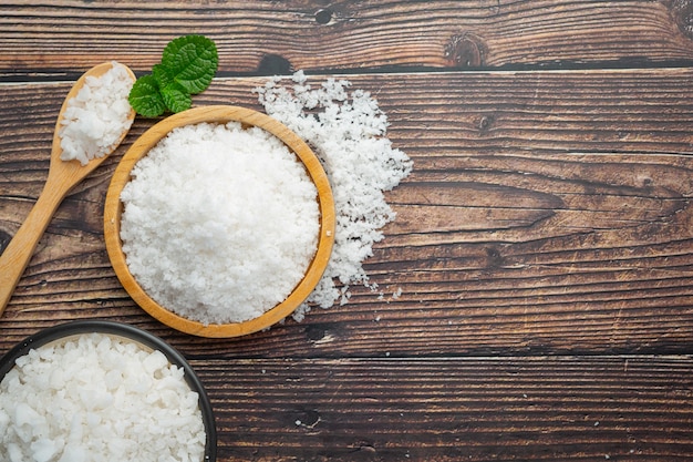 Foto gratuita sal en plato pequeño de madera