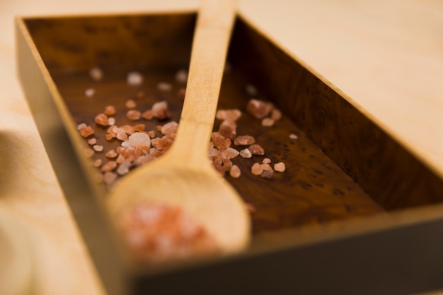 Foto gratuita sal rosa del himalaya en caja de madera y cuchara