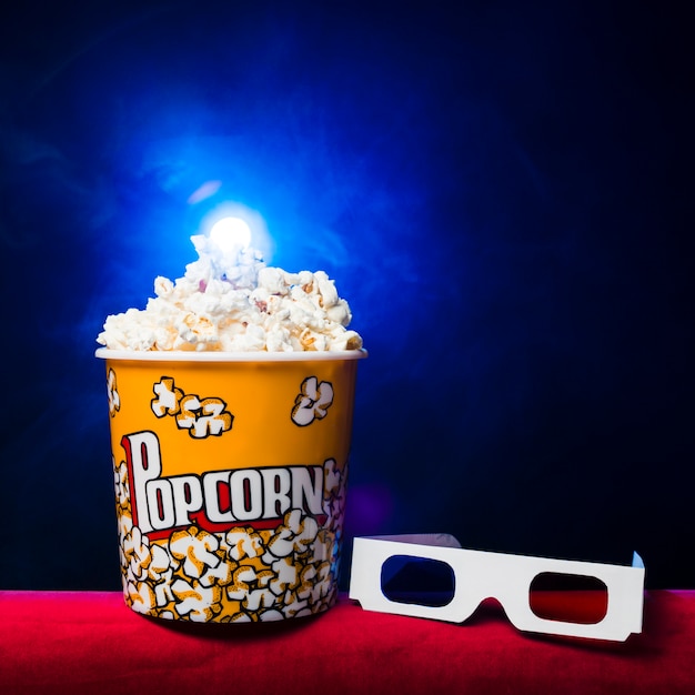 Foto gratuita sala de cine con paquete de palomitas