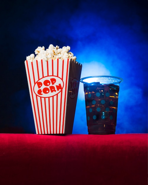 Foto gratuita sala de cine con paquete de palomitas