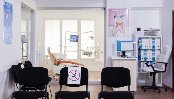 Foto gratuito sala de espera en la clínica sin nadie en ella, oficina principal con nuevo signo normal en la silla para distancia social en la pandemia de coronavirus