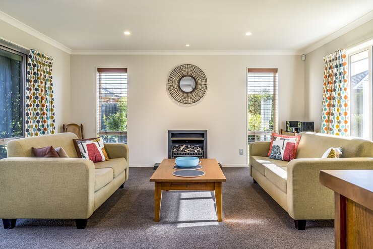 Foto gratuito sala de estar de un apartamento moderno con dos sofás idénticos opuestos entre sí
