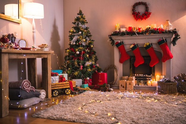 Sala de estar con chimenea y árbol de navidad