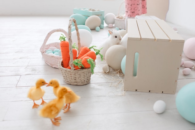 Sala de estudio de Pascua decorada con patitos, zanahorias y huevos pintados.