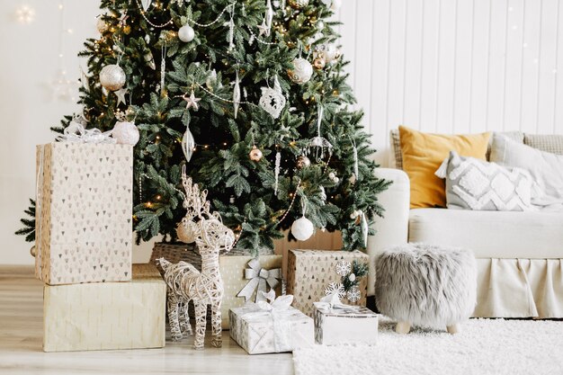 Sala de Navidad decorada con regalos.