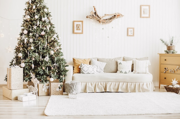 Sala de Navidad decorada con regalos.