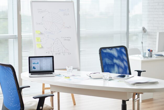 Sala de oficina moderna de la empresa a la luz del día