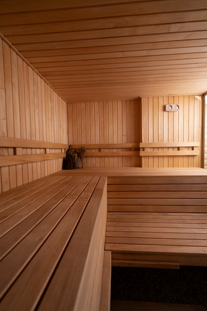 Sala de sauna limpia y vacía