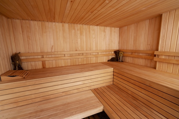 Sala de sauna limpia y vacía