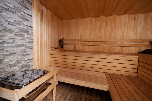 Sala de sauna limpia y vacía