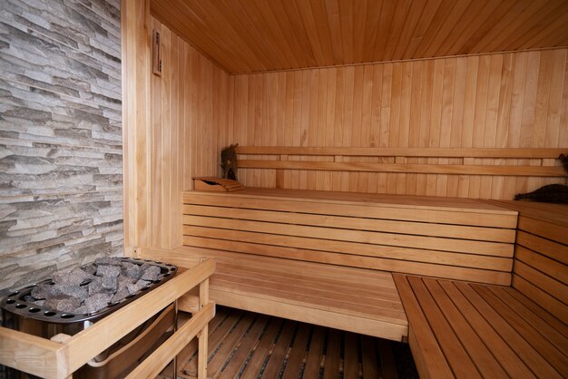 Sala de sauna limpia y vacía