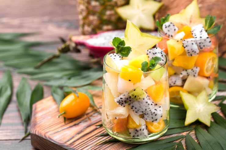 Photo Gratis salad buah dalam pengaturan gelas