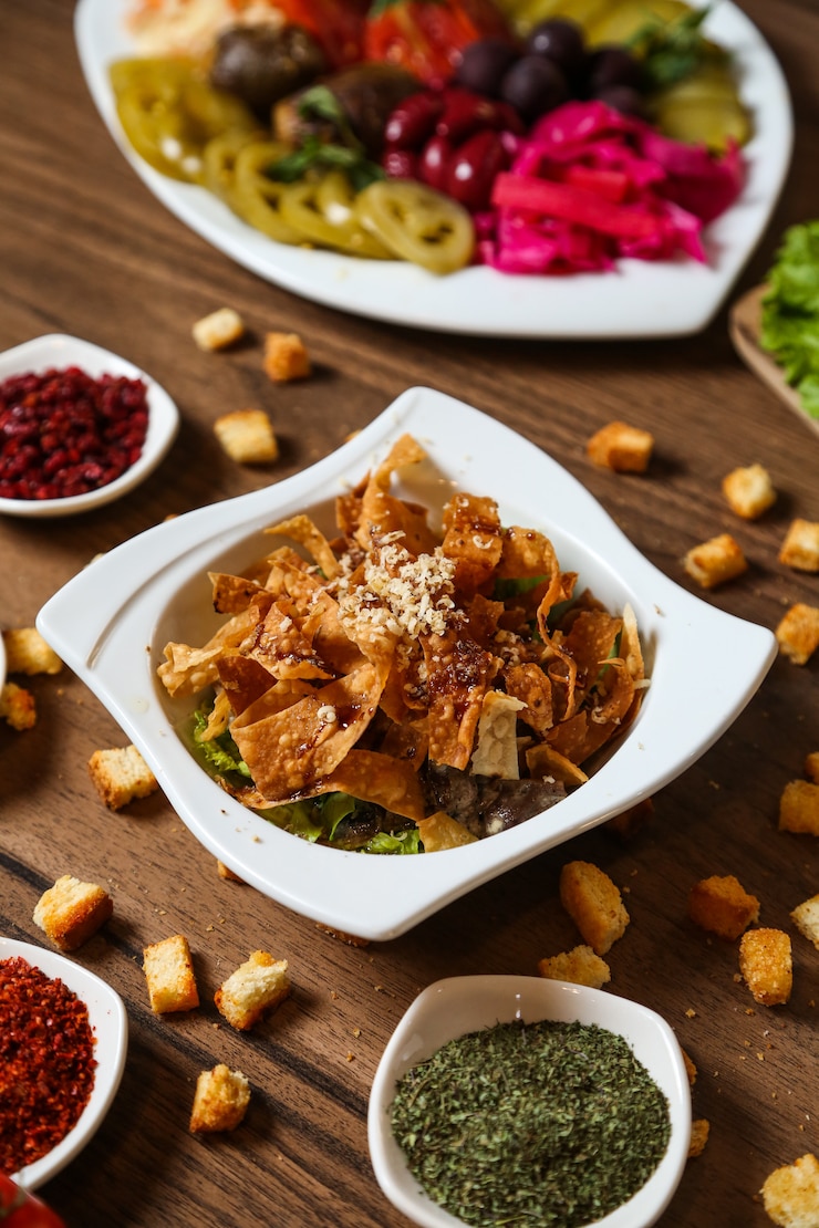 Photo Gratis salad hijau selada tomat mentimun keripik keju tampak samping