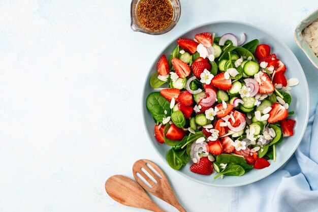 Salada de fresas y espinacas vista de arriba