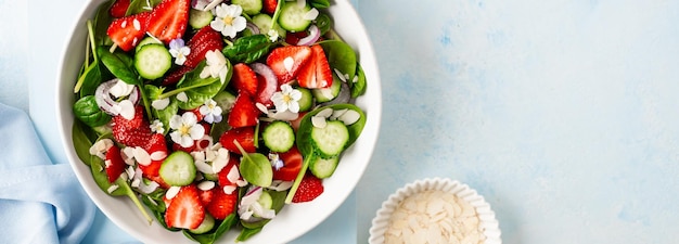 Foto gratuita salada de fresas y espinacas vista de arriba