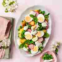 Foto gratuita salada de patatas y huevos crujientes