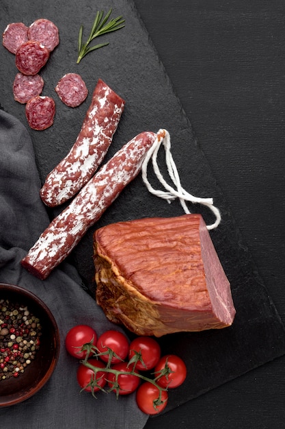 Foto gratuita salami y tomate y filete de carne