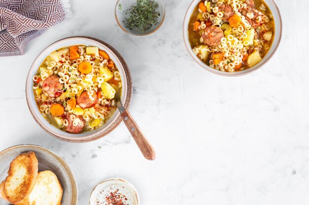 Salchicha ahumada minestrone tubetti pasta u orzo Sopa tradicional italiana con pasta y verduras de temporada