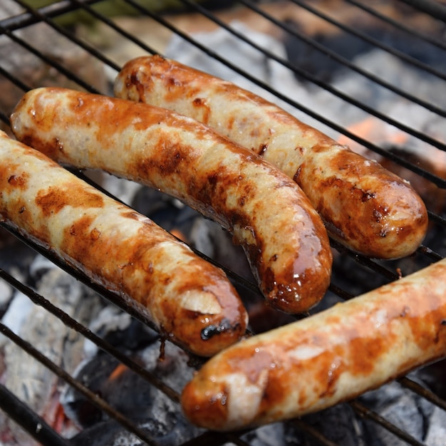 Salchicha asándose en la barbacoa