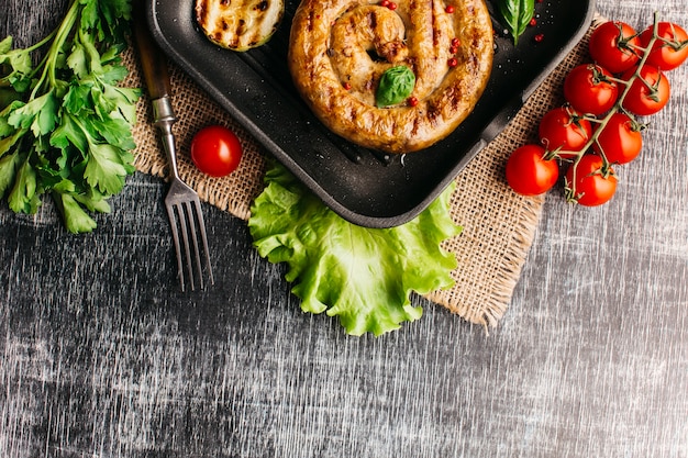 Salchicha de caracol frito con especias en sartén