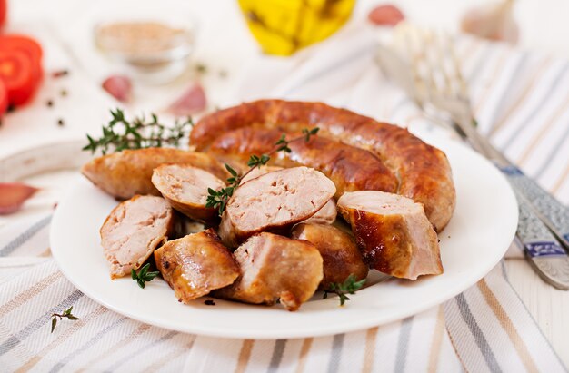 Salchicha casera al horno en un plato blanco. Día de Gracias.